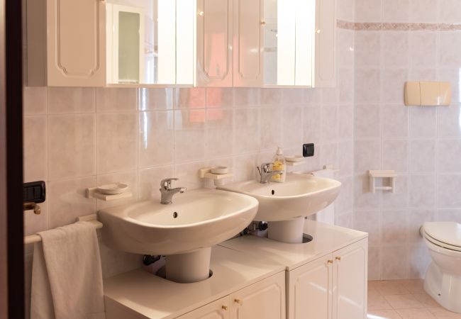 Ferienwohnung in Acquaseria - 2-Bedroom Lake View Apartment C35 Ferienwohnung in Acquaseria - 2-Bedroom Lake View Apartment C35