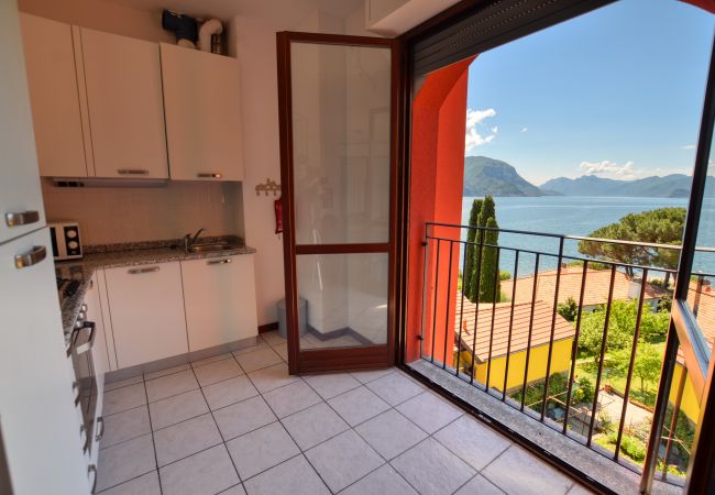 Ferienwohnung in Acquaseria -  3-Bedroom Lake View Apartment Camelia Ferienwohnung in Acquaseria -  3-Bedroom Lake View Apartment Camelia