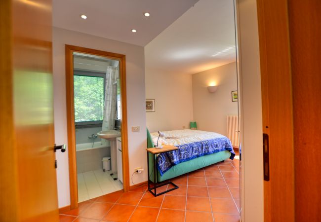 Ferienwohnung in San Siro - Two Bedroom Lake View Apartment Bella Gaeta Ferienwohnung in San Siro - Two Bedroom Lake View Apartment Bella Gaeta