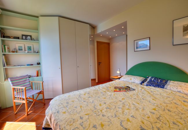 Ferienwohnung in San Siro - Two Bedroom Lake View Apartment Bella Gaeta Ferienwohnung in San Siro - Two Bedroom Lake View Apartment Bella Gaeta