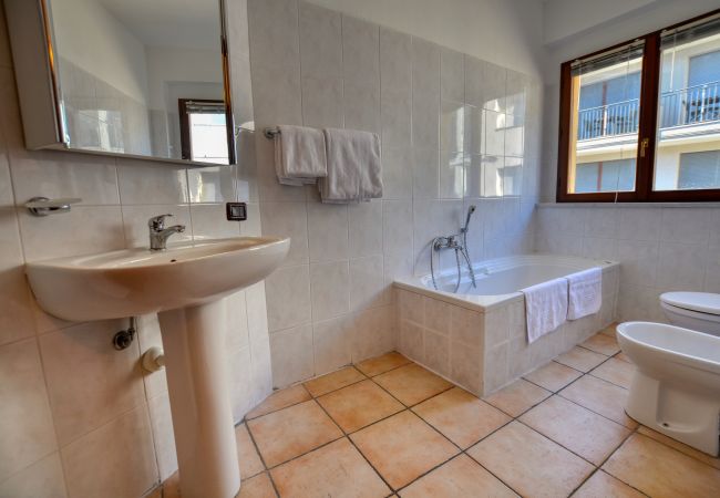 Appartement in Acquaseria - 2-Bedroom Airconditioned Lake View Apartment Appartement in Acquaseria - 2-Bedroom Airconditioned Lake View Apartment