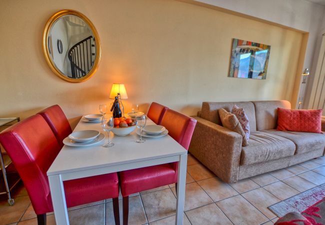 Appartement in Acquaseria - 2-Bedroom Airconditioned Lake View Apartment Appartement in Acquaseria - 2-Bedroom Airconditioned Lake View Apartment
