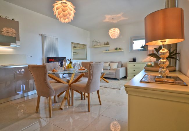 Appartement in Menaggio - 2 Bedroom Airconditioned Lake View Apartment Felice sul Lago Appartement in Menaggio - 2 Bedroom Airconditioned Lake View Apartment Felice sul Lago