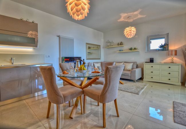 Appartement in Menaggio - 2 Bedroom Airconditioned Lake View Apartment Felice sul Lago Appartement in Menaggio - 2 Bedroom Airconditioned Lake View Apartment Felice sul Lago