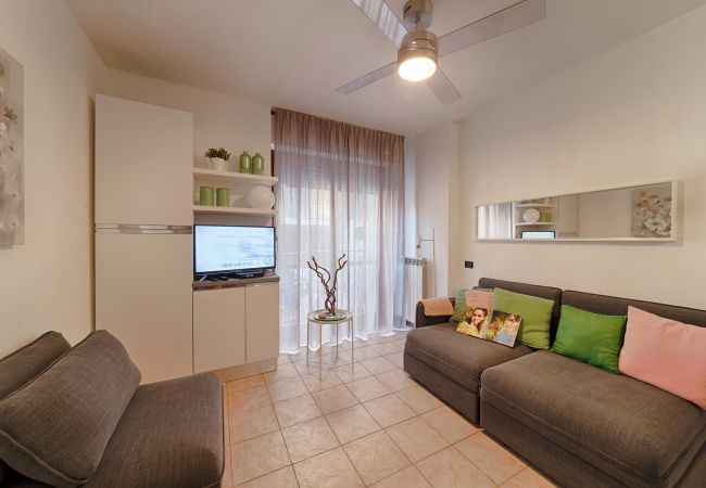  in Acquaseria - Modern Lakefront 1-Bedroom Apartment 