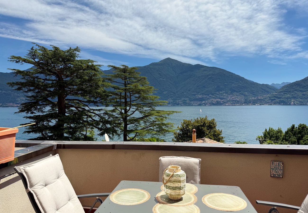 Apartment in Acquaseria - 2-Bedroom Airconditioned Lake View Apartment