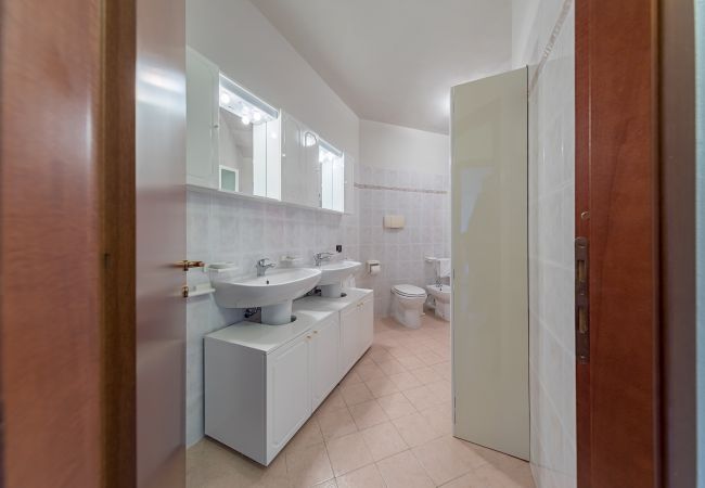 Apartment in Acquaseria - 2-Bedroom Lake View Apartment C35 Apartment in Acquaseria - 2-Bedroom Lake View Apartment C35