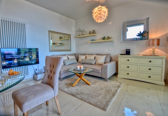 Apartment in Menaggio - 2 Bedroom Airconditioned Lake View Apartment Felice sul Lago Apartment in Menaggio - 2 Bedroom Airconditioned Lake View Apartment Felice sul Lago