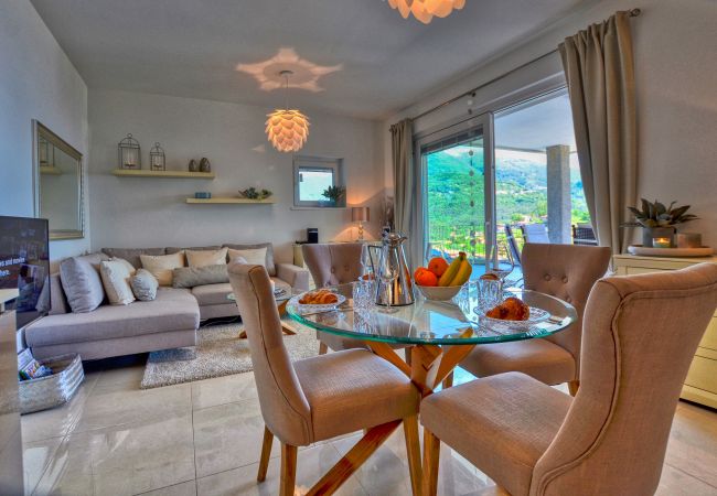 Apartment in Menaggio - 2 Bedroom Airconditioned Lake View Apartment Felice sul Lago Apartment in Menaggio - 2 Bedroom Airconditioned Lake View Apartment Felice sul Lago