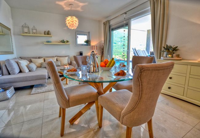 Apartment in Menaggio - 2 Bedroom Airconditioned Lake View Apartment Felice sul Lago Apartment in Menaggio - 2 Bedroom Airconditioned Lake View Apartment Felice sul Lago