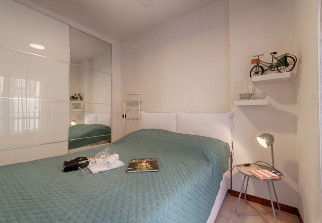 Apartment in Acquaseria - Modern Lakefront 1-Bedroom Apartment  Apartment in Acquaseria - Modern Lakefront 1-Bedroom Apartment