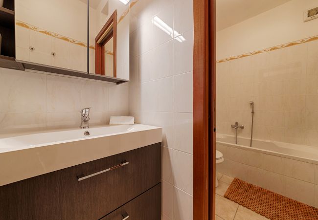 Apartment in Acquaseria - Modern Lakefront 1-Bedroom Apartment  Apartment in Acquaseria - Modern Lakefront 1-Bedroom Apartment